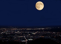Księżyc, miasto nocą, widok na miasto, Sapporo, Japonia
