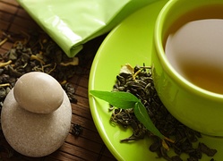 zielona herbata, listki, kamienie