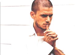 Wentworth Miller, złożone ręce