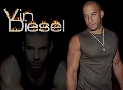 Vin Diesel,szara koszulka, łańcuszek