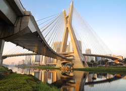 Most wiszący, Rzeka, Miasto