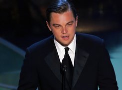 Leonardo DiCaprio,czarny garnitur