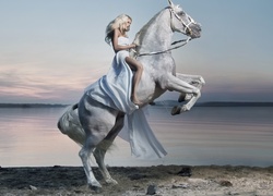 Koń, Kobieta, Morze