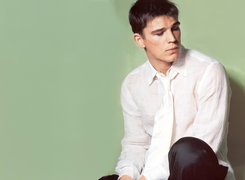 Josh Hartnett,biała koszula, krawat