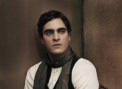 Joaquin Phoenix,ciemne włosy, szalik
