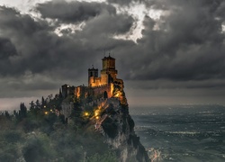 Zamek La Rocca o Guaita, Zamek Prima Torre, San Marino, Góra Monte Titano, Noc
