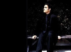 Joaquin Phoenix,czarny strój, ławka