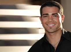 Jesse Metcalfe,czarna koszula, łańcuszek