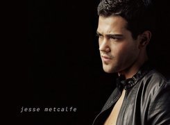 Jesse Metcalfe, czarna kurtka