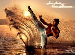 Jean Claude Van Damme,białe spodnie, woda