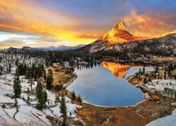 Stany Zjednoczone, Stan Kalifornia, Park Narodowy Yosemite, Góry, Lasy, Chmury, Jezioro