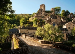 Zamek w Belcastel, Departament Aveyron, Francja, Domy, Droga