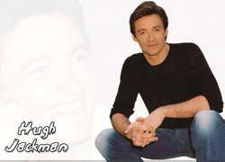 Hugh Jackman,czarna bluzka, jeansy