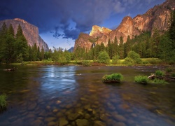 Stany Zjednoczone, Stan Kalifornia, Park Narodowy Yosemite, Góry, Lasy, Chmury, Rzeka