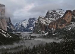 Stany Zjednoczone, Stan Kalifornia, Park Narodowy Yosemite, Góry, Lasy, Chmury, Mgła