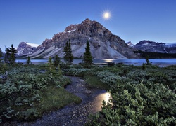 Kanada, Park Narodowy Banff, Góry, Szczyt Crowfoot Mountain, Jezioro Bow Lake, Promienie słońca