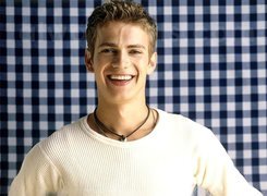 Hayden Christensen,biała koszulka, uśmiech