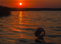 Zachód słońca, Jezioro Niegocin, Piłka plażowa