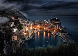 Liguria, Włochy, Morze, Łódki, Miasto nocą
