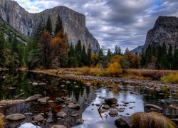 Stany Zjednoczone, Stan Kalifornia, Park Narodowy Yosemite, Góry, Lasy, Chmury, Rzeka, Kamienie