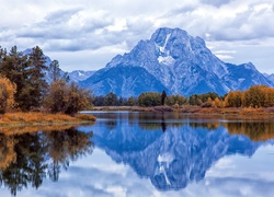 Stany Zjednoczone, Stan Wyoming, Park Narodowy Grand Teton, Rzeka Snake River, Jesień, Drzewa, Góry, Szczyt Mount Moran