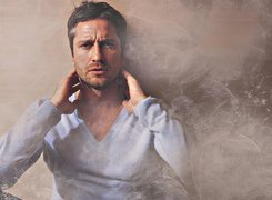 Gerard Butler,niebieski sweterek