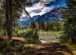 Kanada, Prowincja Alberta, Park Narodowy Jasper, Jezioro Pyramid Lake, Góry, Drzewa, Łódź