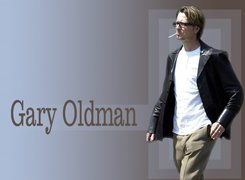 Gary Oldman,okulary, papieros