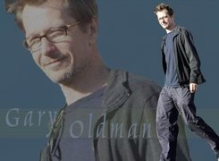 Gary Oldman,ciemny strój, okulary