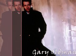 Gary Oldman,czarny płaszcz