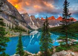 Kanada, Prowincja Alberta, Park Narodowy Banff, Jezioro Moraine, Góry, Drzewa, Świerki