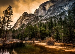 Stany Zjednoczone, Stan Kalifornia, Park Narodowy Yosemite, Rzeka, Góry, Drzewa