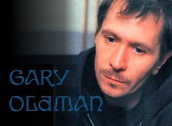 Gary Oldman,niebieskie oczy, wąsy