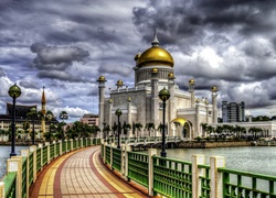 Meczet Sultan Mosque Omar Ali Saifuddin, Miasto Bandar Seri Begawan, Brunei, Azja, Most, Palmy, Lampy