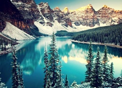 Góry, Jezioro Moraine Lake, Park Narodowy Banff, Kanada, Zima