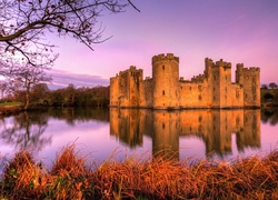 Zamek Bodiam, Bodiam Castle, Wieś Robertsbridge, Anglia, Fosa, Mostek