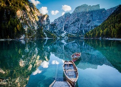 Włochy, Góry Dolomity, Dolina Val Pusteria, Dolina Val di Braies, Jezioro Pragser Wildsee, Łódki