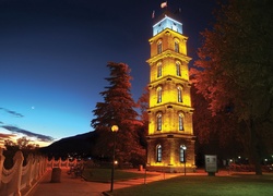 Wieża nocą