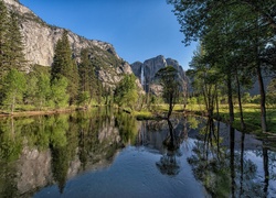 Stany Zjednoczone, Stan Kalifornia, Park Narodowy Yosemite, Drzewa, Rzeka, Góry