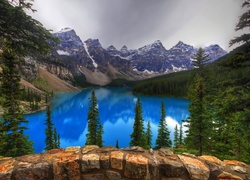 Kanada, Prowincja Alberta, Park Narodowy Banff, Jezioro Moraine, Góry, Świerki