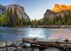 Stany Zjednoczone, Stan Kalifornia, Park Narodowy Yosemite, Góry, Rzeka, Kamienie, Drzewa