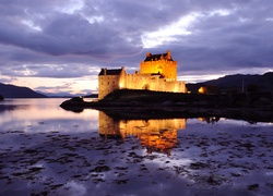 Zamek Eilean Donan, Jezioro Loch Duich, Szkocja, Noc