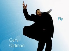 Gary Oldman,czarny strój, niebo