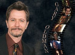 Gary Oldman, brązowa koszula, krawat