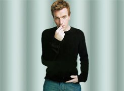 Ewan McGregor,czarny sweterek, jeansy