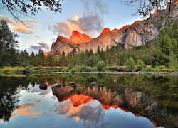 Stany Zjednoczone, Stan Kalifornia, Park Narodowy Yosemite, Góry, Rzeka