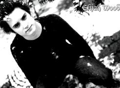 Elijah Wood,ciemny strój