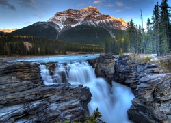 Kanada, Prowincja Alberta, Park Narodowy Jasper, Rzeka Athabasca, Wodospad Athabasca Falls, Góry, Las, Skały