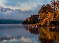 Jezioro, Poranek, Mgła, Góry, Drzewa, Pomost, Jesień