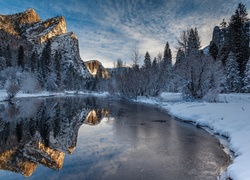 Stany Zjednoczone, Stan Kalifornia, Park Narodowy Yosemite, Zima, Góry, Las, Rzeka Merced